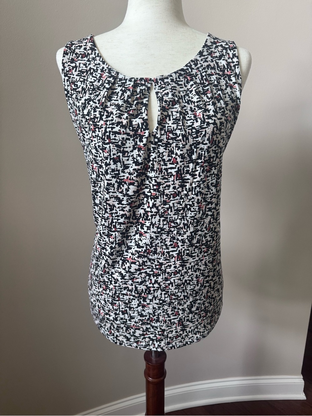 White House Black Sleeveless Printed Keyhole Top - White/Black with Pink Accents